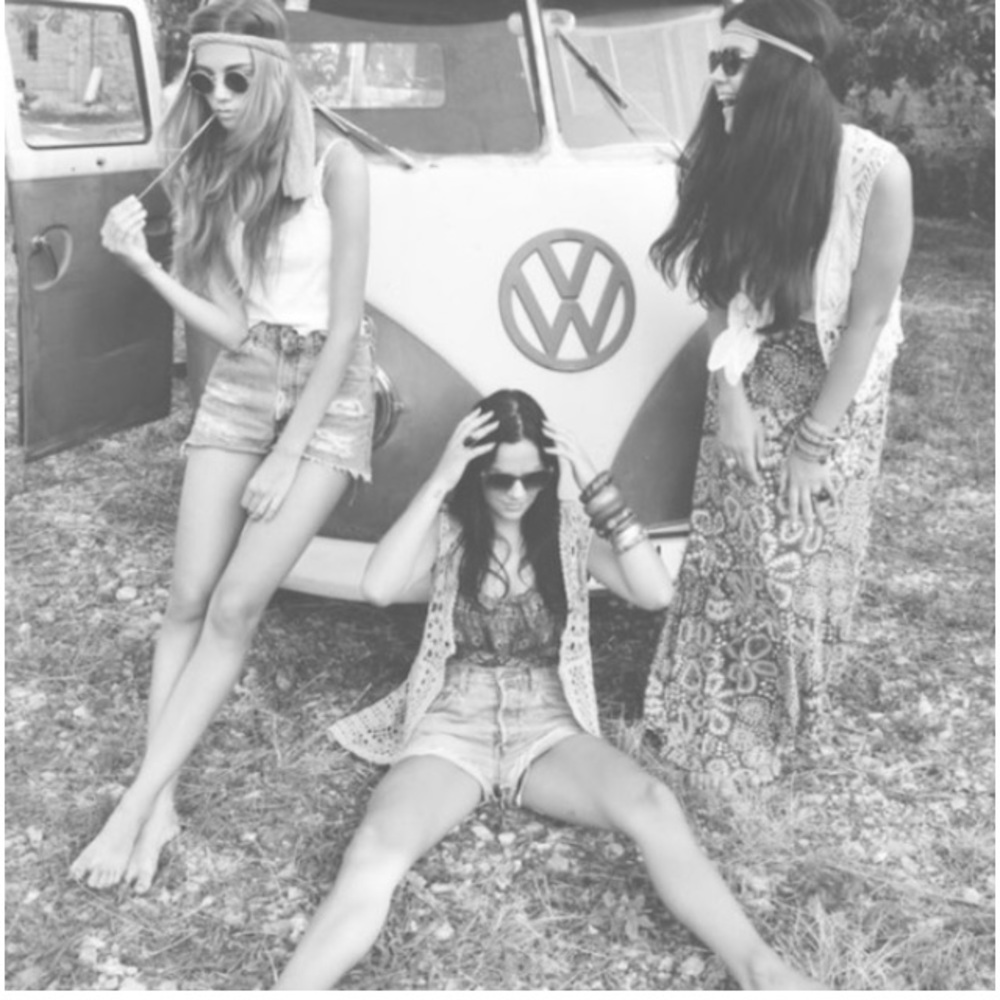 Meet your Posher, Mymy. Follow us discontinued items and vintage clothing finds.